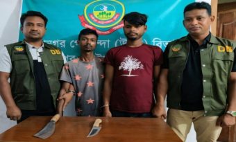 গাজীপুরে দেশীয় অস্ত্রসহ দুই যুবক গ্রেপ্তার, উদ্ধার ছুরি ও চাপাতি