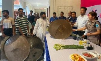 ফরিদপুরের সংঘাতের পথ ছেড়ে শান্তির অঙ্গীকার, সালথায় অস্ত্র জমা দিলেন স্থানীয়রা