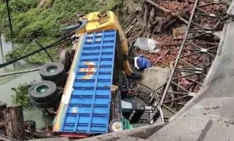 গোপালগঞ্জে বালুবাহী ট্রাকসহ ভেঙে পড়ল ব্রিজ, আহত ৫
