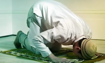 জার্সি পরে নামাজ পড়া কি বৈধ?