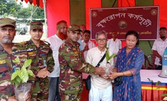 বাঘাইহাট জোনের উদ্যোগে পাহাড়ি ও বাঙালি পরিবারের মাঝে গাছের চারা বিতরণ