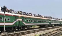 ট্রেনের ছাদের যাত্রীরা টয়লেট করে কিভাবে?