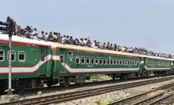 ট্রেনের ছাদের যাত্রীরা টয়লেট করে কিভাবে?