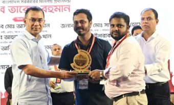 জুলাই আন্দোলনে শহীদ পরিবার ও আহত যোদ্ধাদের সম্মানে স্মৃতি স্মারক তুলে দিলেন প্রধানমন্ত্রী